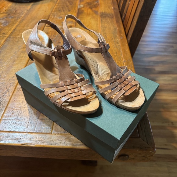 1803 Brown leather Strappy wedge Sandals, size 42 (women’s 11) - Picture 1 of 9